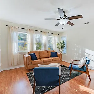 Trendzy W/ King Bed And A Walk To Starbucks Holiday home Tampa